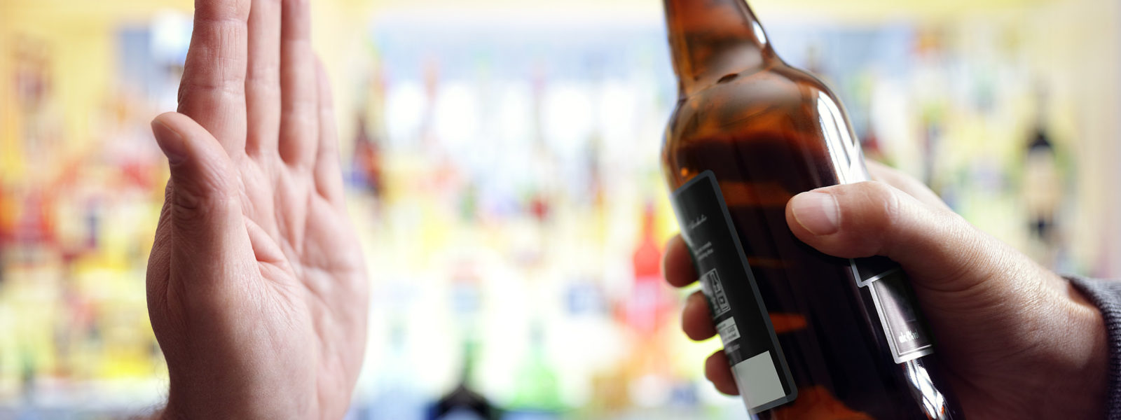 Jak odmawiać alkoholu w towarzystwie? Jak dobrze się bawić, pijąc odpowiedzialnie?