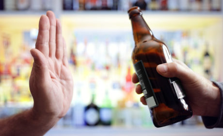 Jak odmawiać alkoholu w towarzystwie? Jak dobrze się bawić, pijąc odpowiedzialnie?