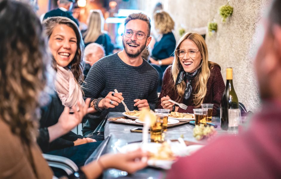 Nastolatek (nieletni) na imprezie rodzinnej – czy częstować go alkoholem?