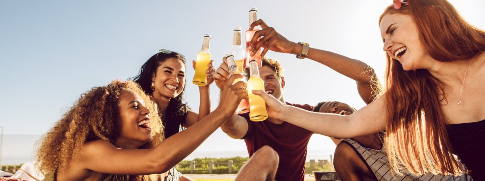 Jak rozsądnie pić alkohol w upalne dni
