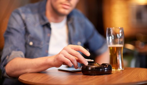 Czy połączenie alkoholu i papierosów jest bezpieczne dla zdrowia?