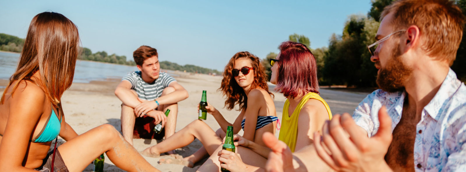 Dlaczego alkohol w upale działa inaczej? Wszystko, co musisz wiedzieć, zanim otworzysz piwo nad wodą