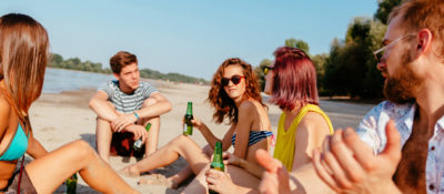 Dlaczego alkohol w upale działa inaczej? Wszystko, co musisz wiedzieć, zanim otworzysz piwo nad wodą