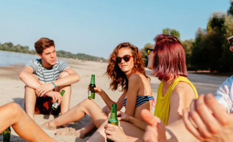 Dlaczego alkohol w upale działa inaczej? Wszystko, co musisz wiedzieć, zanim otworzysz piwo nad wodą