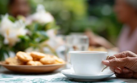 Czy abstynencja to nowa normalność? Psychologiczne aspekty bycia trzeźwym w kulturze celebracji i toastów